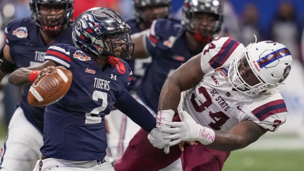 South Carolina State Bulldogs linebacker Jablonski Green (34) tries to tackle Jackson State Tigers quarterback Shedeur Sanders (2)